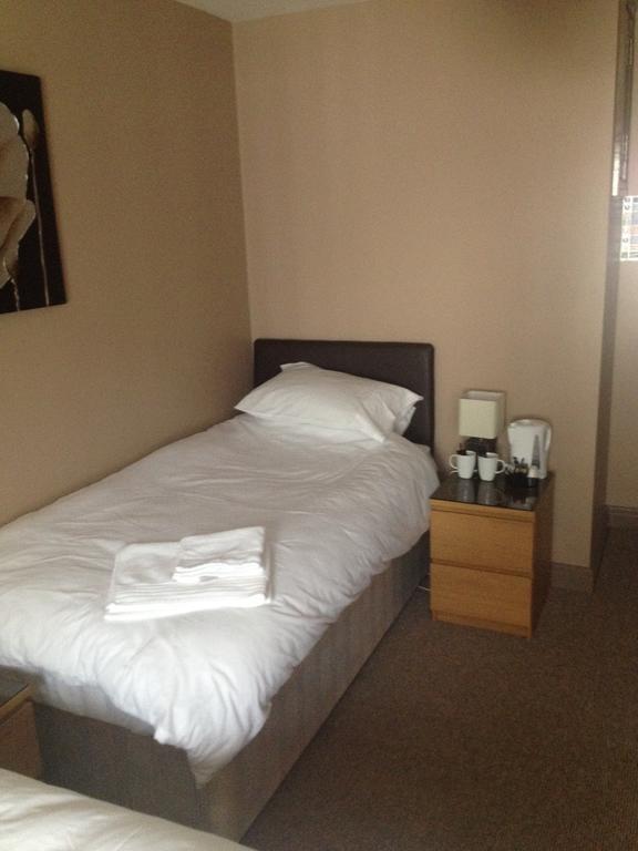 Coach & Horses Bed & Breakfast Tredegar Room photo